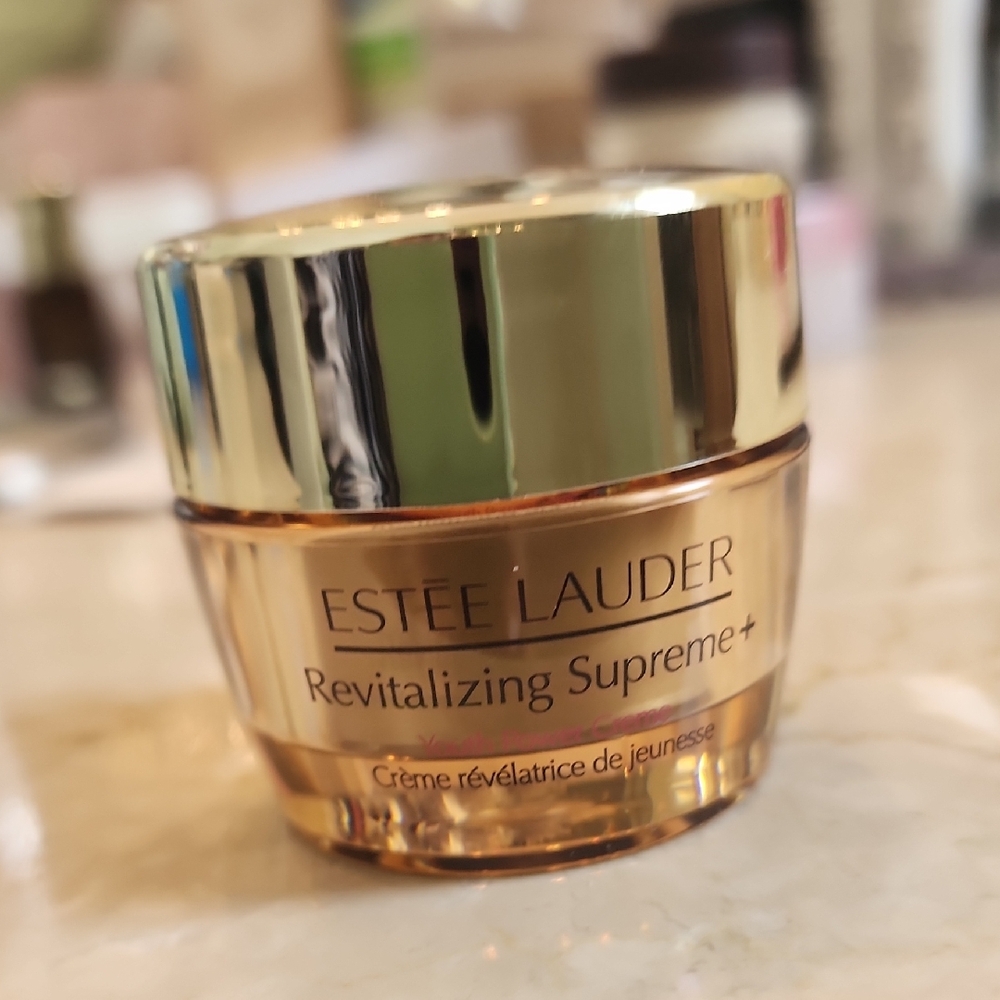 New Estee Lauder Revitalizing Supreme (Get A Sample Size Serum As A Gift)